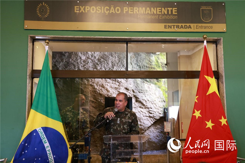 科帕卡瓦納要塞司令亞歷山大·羅伯托在攝影展開(kāi)幕式上致辭。 人民網(wǎng)記者 陳海琪攝