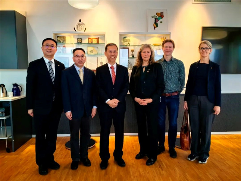 中國駐瑞典大使崔愛民（左三）會(huì)見瑞典農(nóng)業(yè)大學(xué)校長薇迪（左四）。中國駐瑞典大使館供圖。
