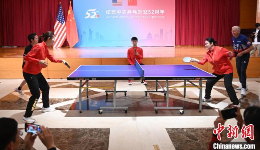 當(dāng)?shù)貢r(shí)間12月13日，中國(guó)駐美使館在華盛頓舉辦慶?；顒?dòng)紀(jì)念中美乒乓外交52周年。圖為丁寧、劉偉、戴爾等中美運(yùn)動(dòng)員上演混雙表演賽。中新社記者 陳孟統(tǒng) 攝