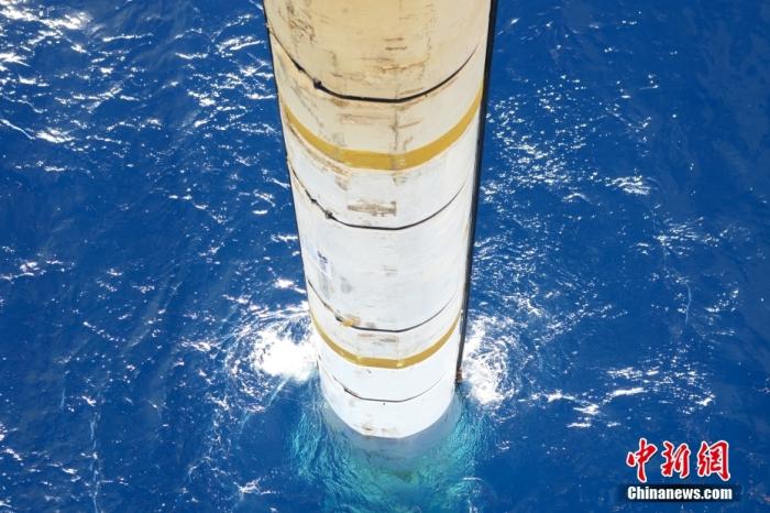鉆井平臺上伸入海中的設(shè)備。<a target='_blank' href='/' _fcksavedurl='/' ><p  align=