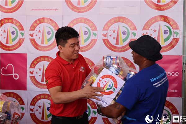 鄭俠茂向癌癥患者捐贈(zèng)食品籃。人民網(wǎng)記者 時(shí)元皓攝