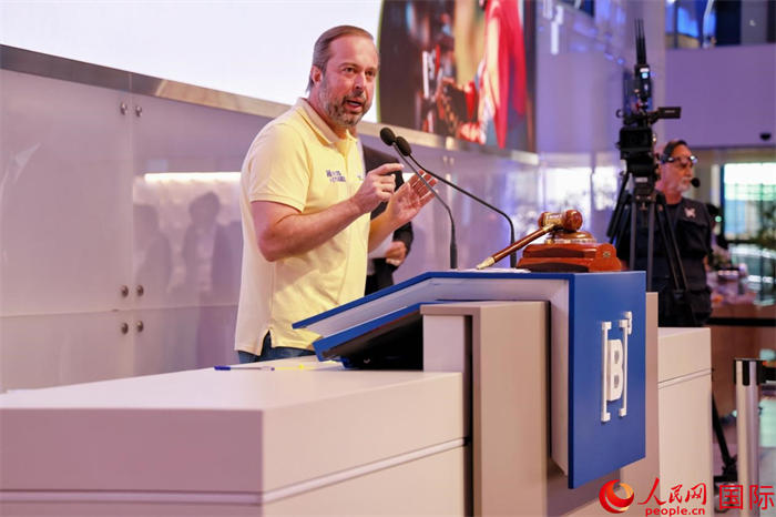 巴西礦產(chǎn)和能源部部長亞歷山大·西爾維拉發(fā)表致辭。人民網(wǎng)記者 宋亦然攝