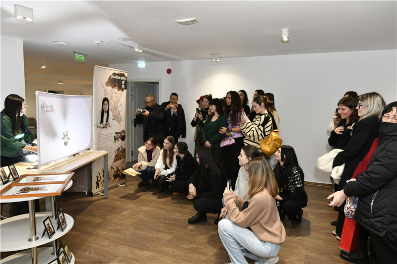 圖為觀眾欣賞帶有“你好中國”標(biāo)識的皮影展示。 布加勒斯特中國文化中心供圖。