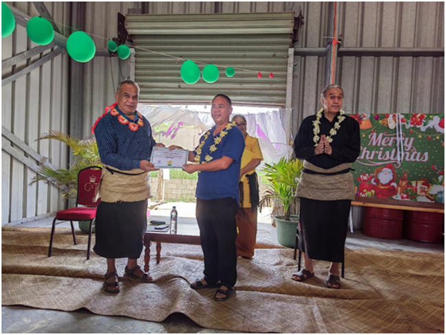 湯加農(nóng)林食品部部長佛赫為唐匯勇組長頒發(fā)獎狀和獎金。援湯加第六期農(nóng)業(yè)技術(shù)援助項(xiàng)目組供圖