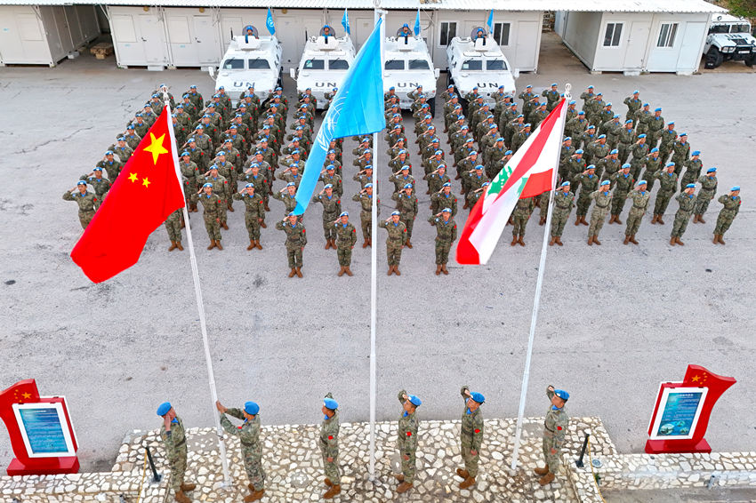 1月1日，中國第22批赴黎巴嫩維和官兵們舉行升旗儀式。胡光明攝