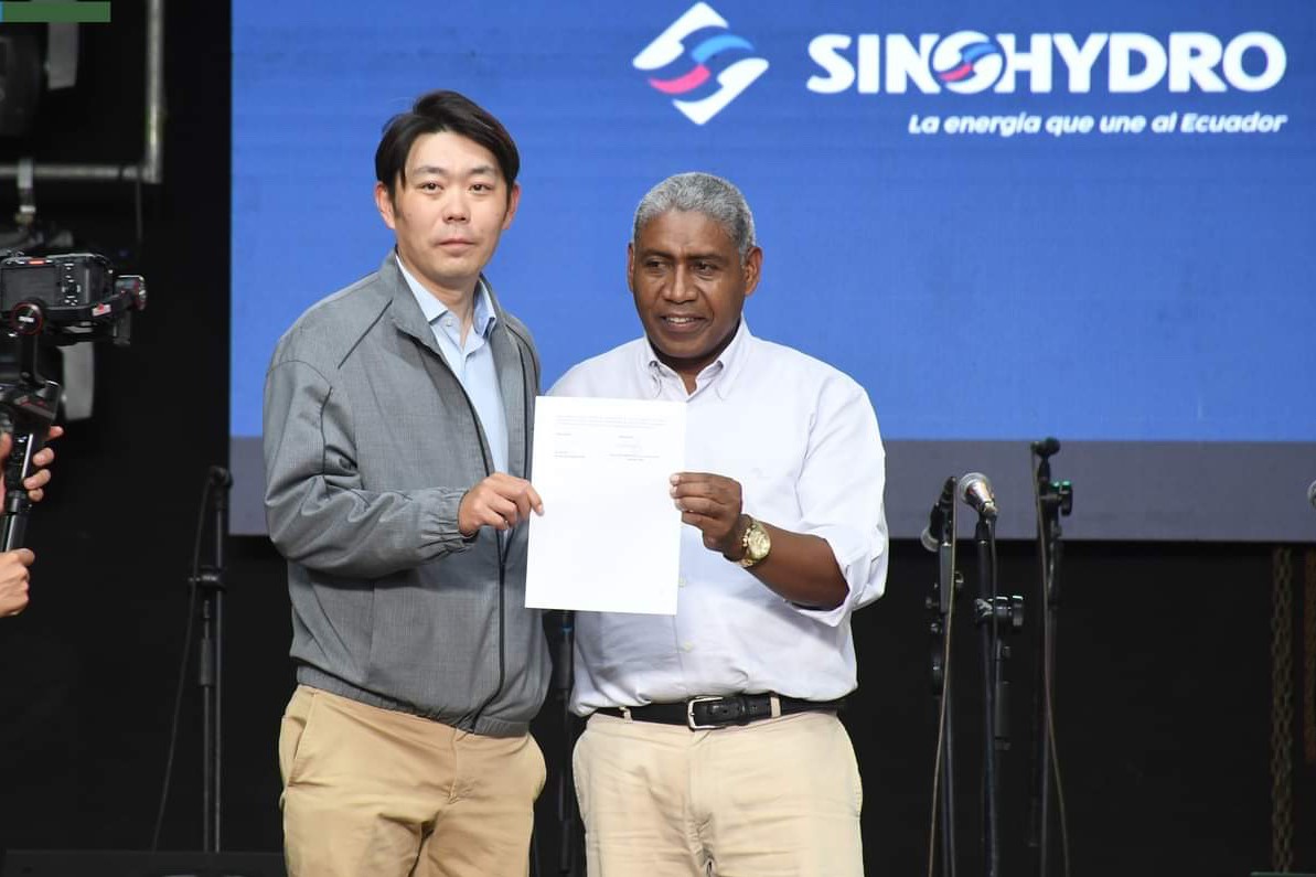 中國電建厄瓜多爾國別代表白納（左）代表中國電建向厄瓜多爾埃爾查科市康復(fù)中心捐贈了一批康復(fù)器材，埃爾查科市市長奧斯卡·德拉克魯斯·卡瓦蒂霍（右）對中國企業(yè)的善舉表示感謝。中國電建厄瓜多爾代表處供圖