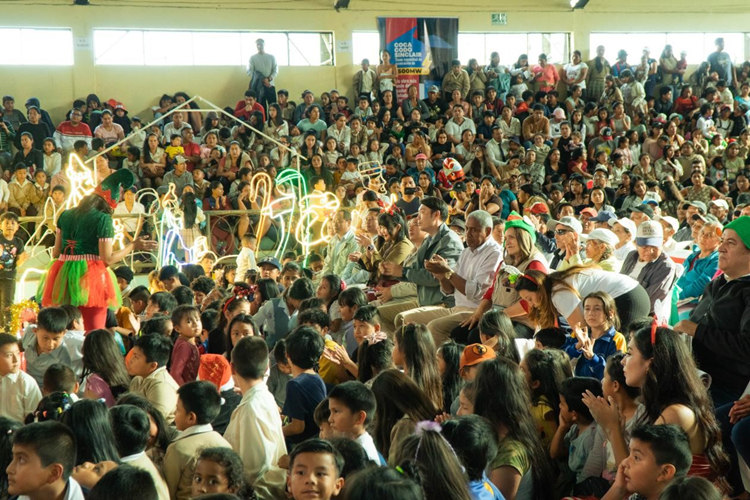 捐贈儀式在埃爾查科市中心的體育館舉行。中國電建厄瓜多爾代表處提供圖