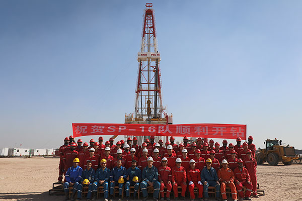 12月25日，中石化國工科威特分公司SINOPEC-16隊在科威特北部油區(qū)順利開鉆。中石化供圖
