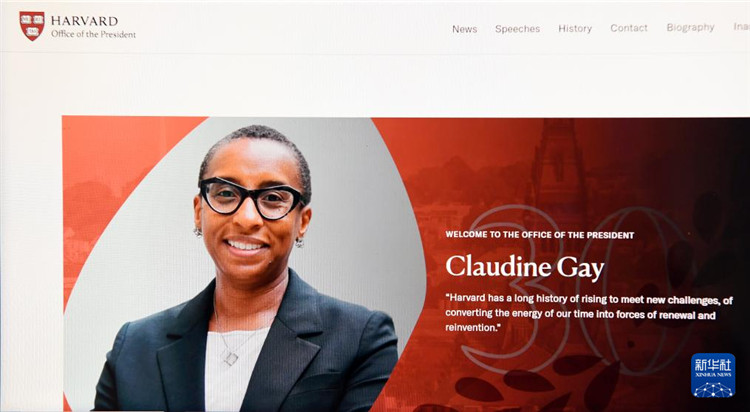 美國(guó)媒體1月2日?qǐng)?bào)道，哈佛大學(xué)校長(zhǎng)蓋伊宣布辭職。這是1月2日拍攝的有蓋伊照片的哈佛大學(xué)官網(wǎng)校長(zhǎng)辦公室頁(yè)面。新華社記者李睿 攝