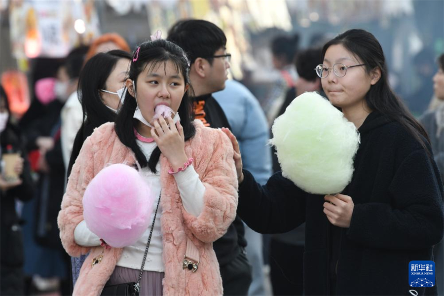 1月5日，在日本名古屋市第18屆“名古屋中國(guó)春節(jié)祭”上，游客品嘗棉花糖。新華社記者 岳晨星 攝