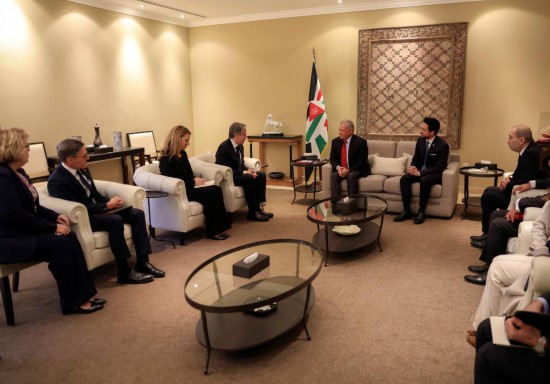 1月7日，約旦國(guó)王阿卜杜拉二世（中右）在安曼會(huì)見到訪的美國(guó)國(guó)務(wù)卿布林肯（中左）。新華社發(fā)（約旦王宮供圖）