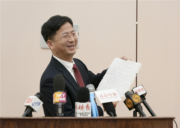 張建敏總領(lǐng)事向媒體展示領(lǐng)區(qū)小學(xué)生來信。中國駐舊金山總領(lǐng)館供圖