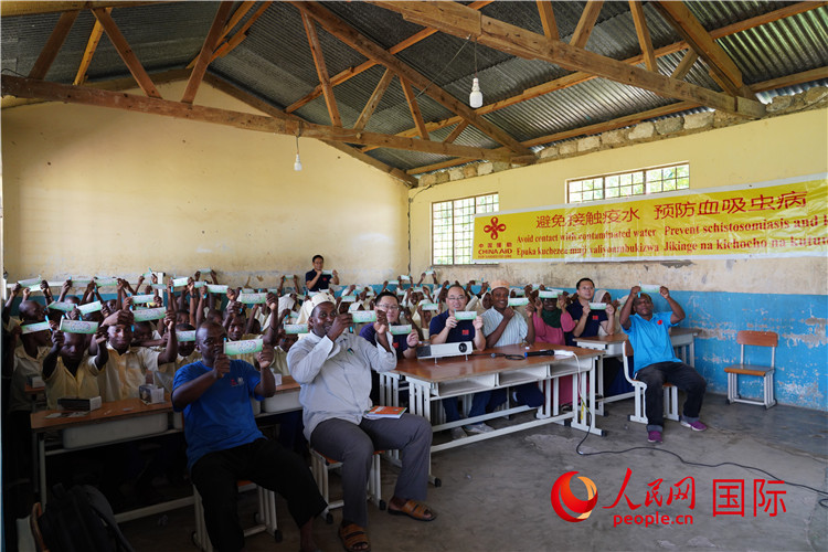 中國(guó)專(zhuān)家組走進(jìn)姆坦噶尼小學(xué)開(kāi)展血吸蟲(chóng)病防治健康教育。人民網(wǎng)記者 黃煒鑫攝