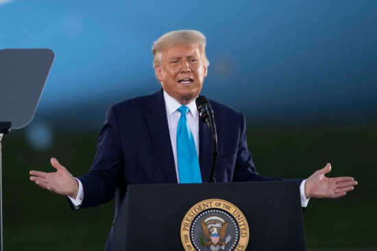 這是2020年9月3日時(shí)任美國(guó)總統(tǒng)特朗普在美國(guó)賓夕法尼亞州拉特羅布參加競(jìng)選集會(huì)的資料照片。新華社記者劉杰攝