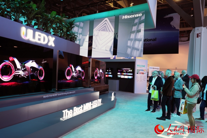 海信在此次展會上推出ULED X系列電視110UX，是全球首臺4萬+分區(qū)MiniLED電視，斬獲2024年美國消費電子展創(chuàng)新獎。人民網(wǎng)記者 李志偉攝
