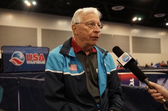 2023年12月16日，中美“乒乓外交”親歷者戴爾·斯威里斯在2023年美國乒乓球公開賽老年組比賽間隙接受新華社記者專訪。