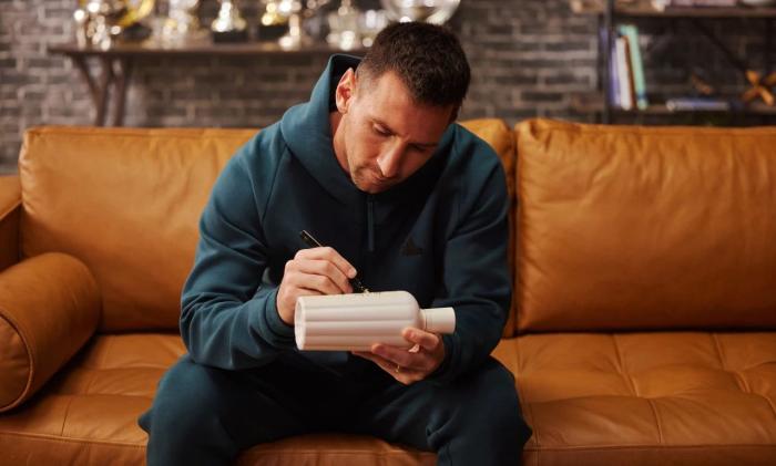 2023年10月，赤水河酒曬出的梅西為赤水河酒酒瓶簽名照片。 截圖自