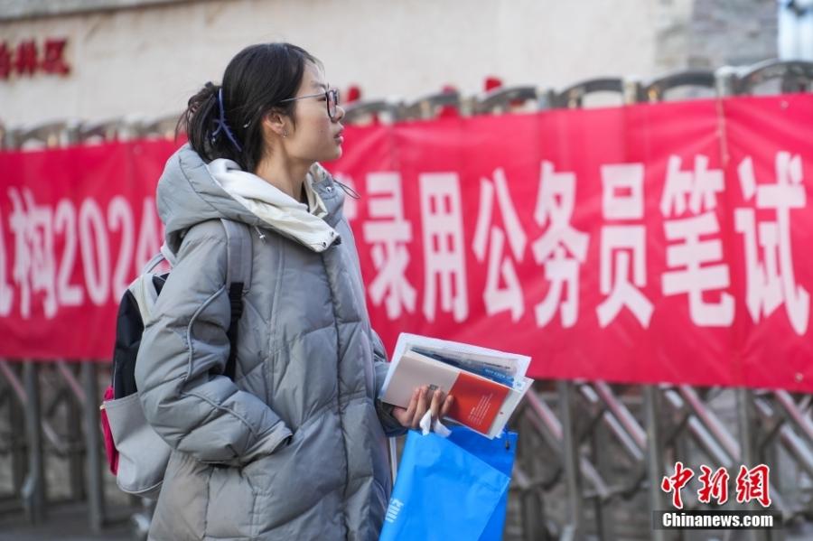 2023年11月26日，山西省太原市，考生步入考場。當日，中央機關(guān)及其直屬機構(gòu)2024年度考試錄用公務(wù)員公共科目筆試舉行。<a target='_blank' href='/'><p  align=