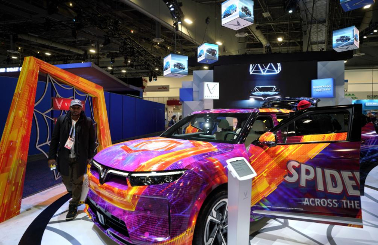 1月11日，人們在美國拉斯維加斯消費(fèi)電子展越南電動汽車制造商VinFast展臺參觀。新華社記者吳曉凌攝