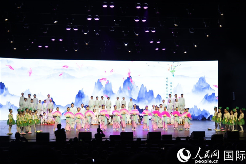 《四季詩(shī)韻》童聲詩(shī)朗誦表演。人民網(wǎng)記者 任皓宇攝