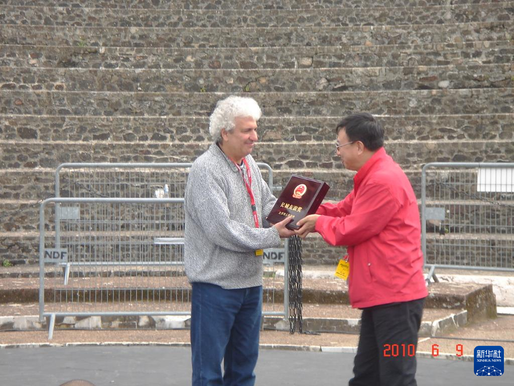 這是2010年帕特里克·索米耶（圖左）獲頒北京市人民政府授予的“長(zhǎng)城友誼獎(jiǎng)”時(shí)的資料照片。新華社發(fā)（受訪對(duì)象供圖）
