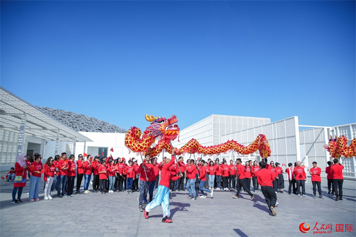 舞龍表演。人民網(wǎng) 塔里克·易卜拉欣攝