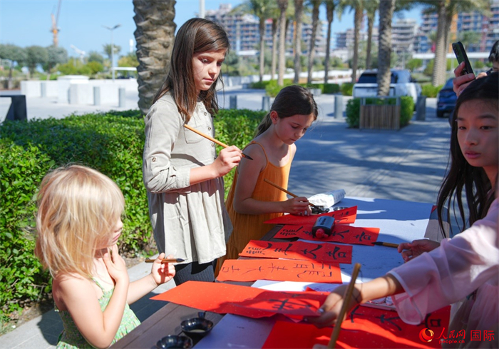 小朋友體驗(yàn)書(shū)法創(chuàng)作。人民網(wǎng) 塔里克·易卜拉欣攝