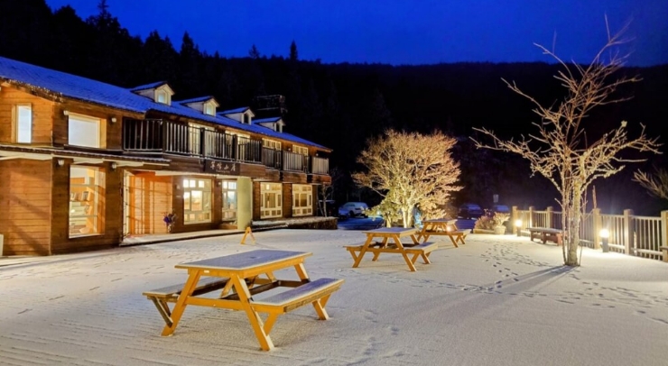 位在宜蘭縣內(nèi)的太平山森林游樂區(qū)23日凌晨開始下雪，園區(qū)翠峰山屋前一片雪白。圖片來源：臺灣“中央社”。