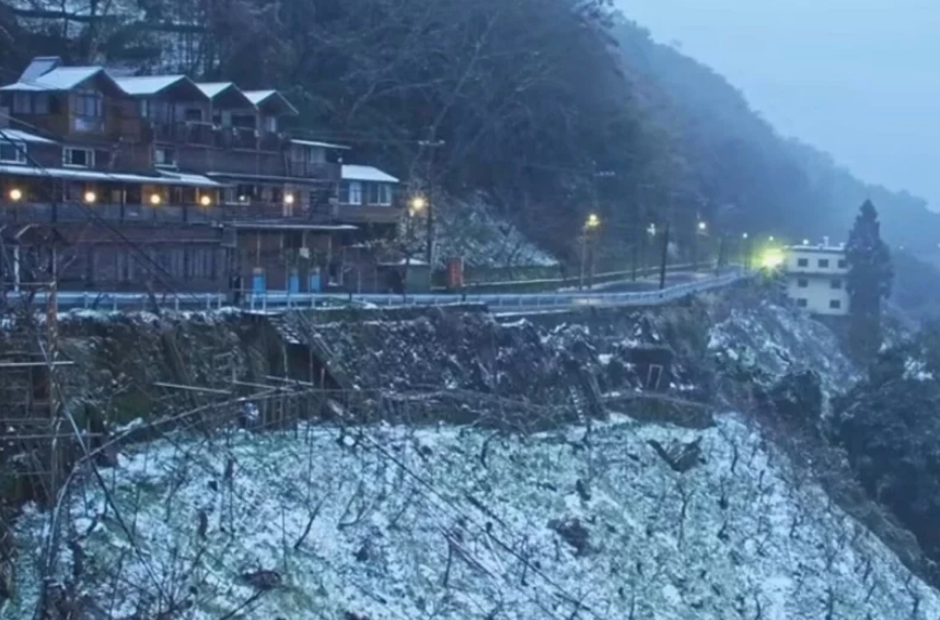 桃園市觀光旅游局22日新啟用的“上巴陵實(shí)時影像”的鏡頭下，現(xiàn)場呈現(xiàn)雪景。圖片來源：桃園市觀光旅游局。