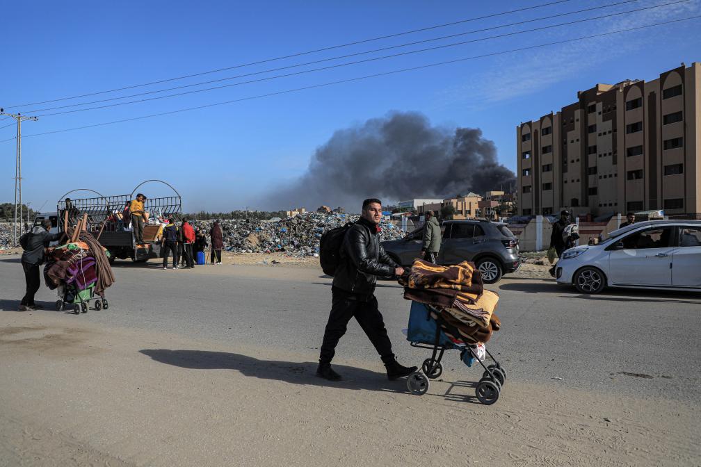 1月22日，在加沙地帶南部城市汗尤尼斯，人們逃離家園。新華社發(fā)（里澤克·阿卜杜勒賈瓦德攝）