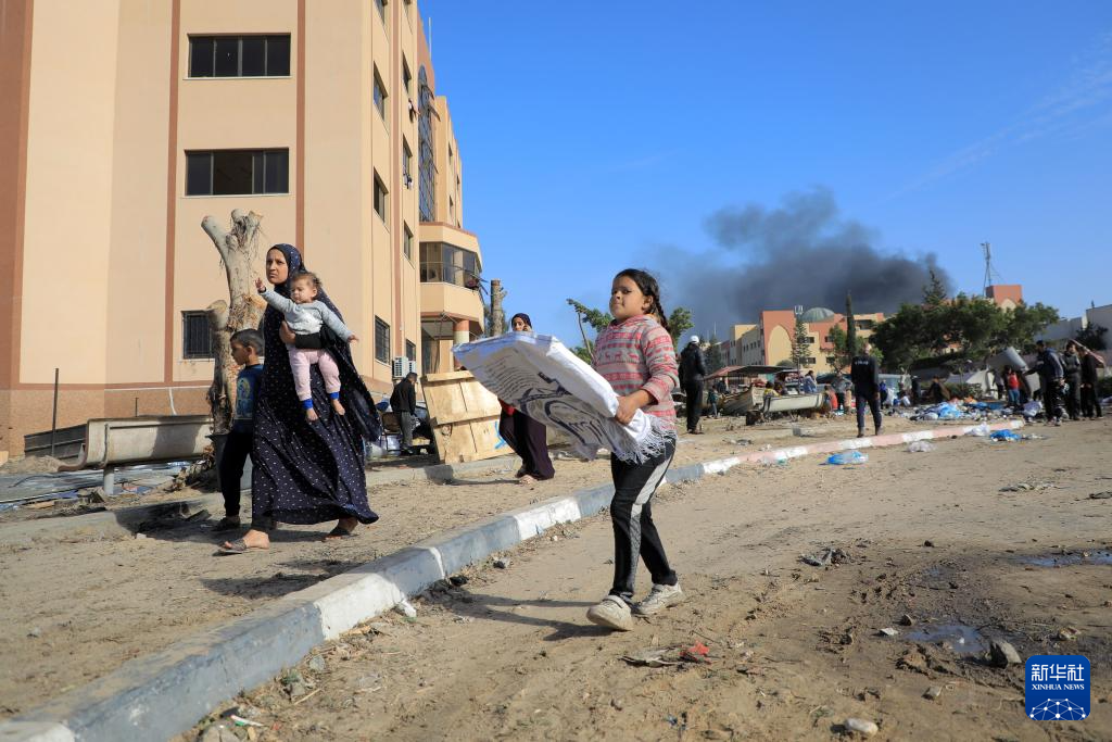 1月22日，加沙地帶南部城市汗尤尼斯遭到以軍攻擊后升起濃煙。新華社發(fā)（里澤克·阿卜杜勒賈瓦德攝）