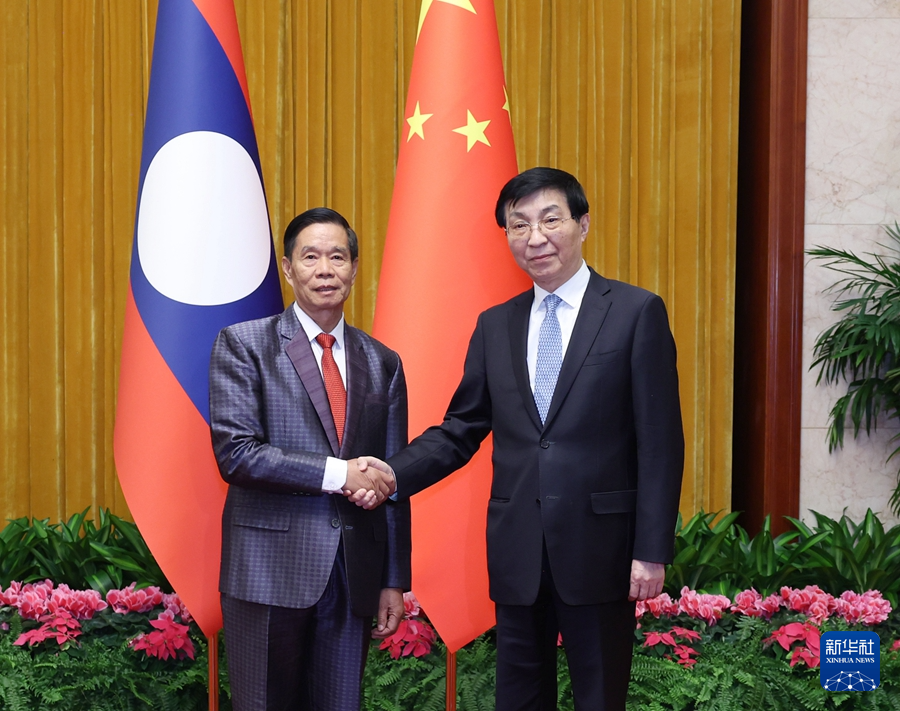 1月22日，中共中央政治局常委、全國政協(xié)主席王滬寧在北京會見老撾人民革命黨中央政治局委員、建國陣線中央委員會主席辛拉馮。新華社記者 王曄 攝