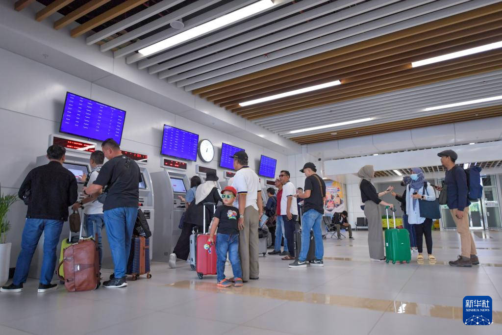 1月24日，在印度尼西亞雅加達(dá)哈利姆站，乘客使用自助取票機(jī)。新華社記者 徐欽 攝