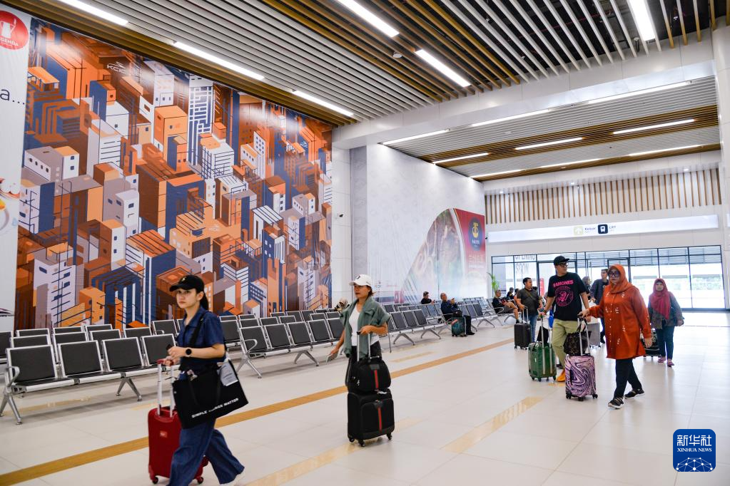 1月24日，在印度尼西亞雅加達(dá)哈利姆站，乘客在候車大廳內(nèi)行走。新華社記者 徐欽 攝