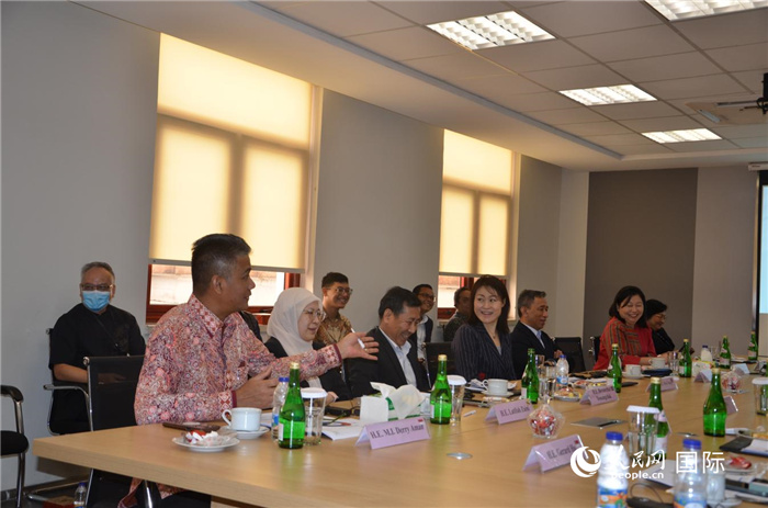 參訪嘉賓與五菱印尼公司負責(zé)人交流。人民網(wǎng)記者 李培松攝