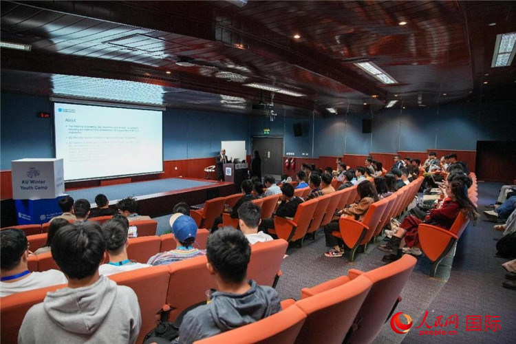 圖為23日，中國學(xué)生在聽取講座。人民網(wǎng)塔里克·易卜拉欣攝