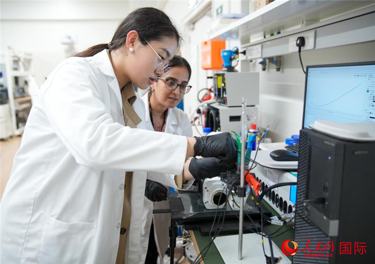 中國學(xué)生（左一）在嘗試操作電解水實驗。人民網(wǎng)塔里克·易卜拉欣攝