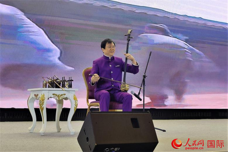 二胡演奏家、國家一級演員王之輝演奏《新春樂》。人民網(wǎng)記者 于宏建攝