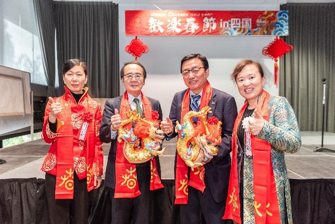 向池田知事、大西市長贈送“歡樂春節(jié)“吉祥龍。從左到右為魏有美副總領事、池田豊人知事、大西秀人市長、馬曉琛主任。中國駐大阪旅游辦事處供圖