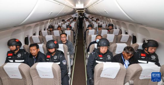 1月30日，白所成、白應(yīng)蒼、魏懷仁、劉正祥、劉正茂、徐老發(fā)等10名緬北重大犯罪嫌疑人在被押解回國的飛機上。新華社記者 殷剛 攝