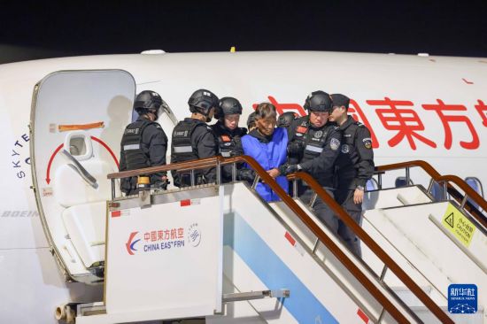 1月30日，在云南昆明長水機場，緬北重大犯罪嫌疑人白所成被我公安機關(guān)成功押解回國。新華社記者 殷剛 攝
