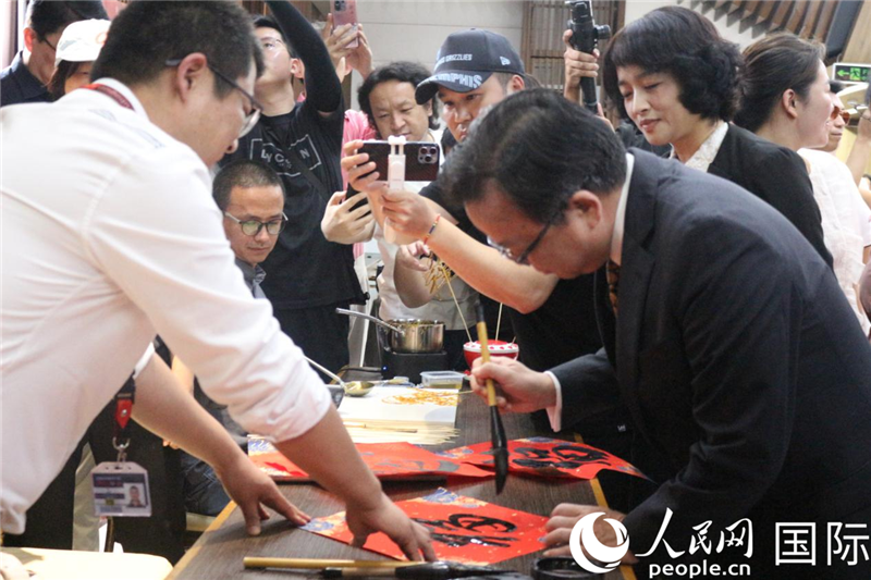 中國(guó)駐菲律賓大使黃溪連出席活動(dòng)并與留菲學(xué)子共迎新春。人民網(wǎng)記者樊帆 攝