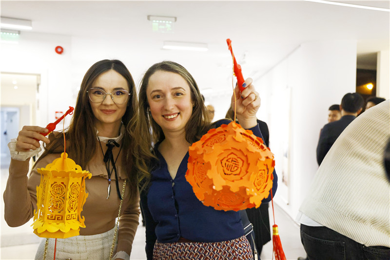 羅馬尼亞觀眾對泉州花燈愛不釋手。 布加勒斯特中國文化中心供圖