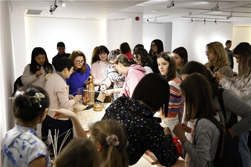 羅馬尼亞觀眾體驗安溪竹藤編技藝。 布加勒斯特中國文化中心供圖