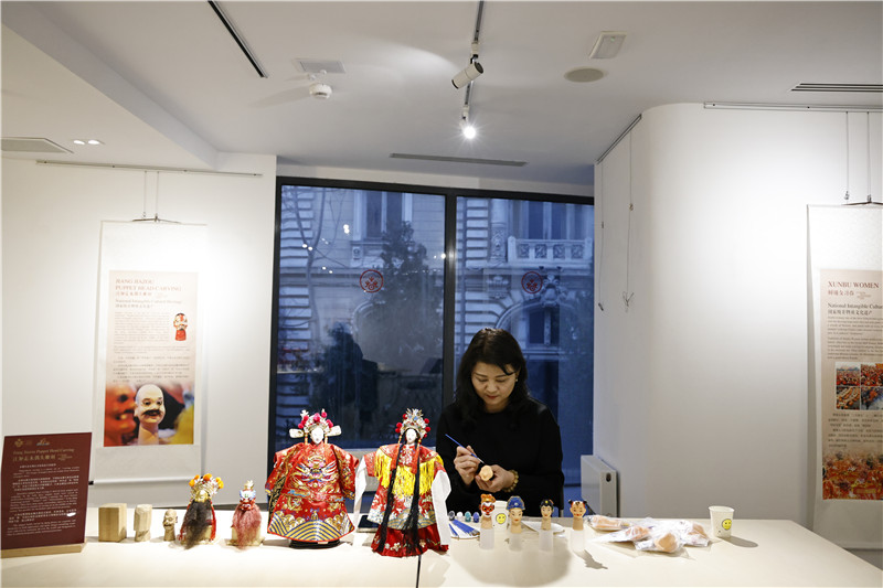 中國泉州的非遺大師制作江加走木偶頭雕刻。 布加勒斯特中國文化中心供圖_副本