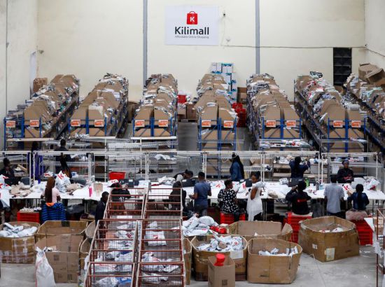 2023年11月11日，在肯尼亞姆洛隆戈，Kilimall員工在倉庫內(nèi)工作。新華社記者 李亞輝 攝