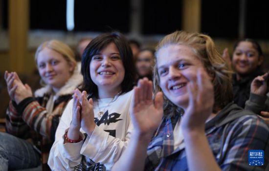 1月30日，在美國華盛頓州塔科馬市林肯中學，將于3月啟程赴華交流的林肯中學12年級學生蒙特塞拉特·羅梅羅-羅查（中）參加美國中學生赴華交流歡送儀式。新華社記者 吳曉凌 攝