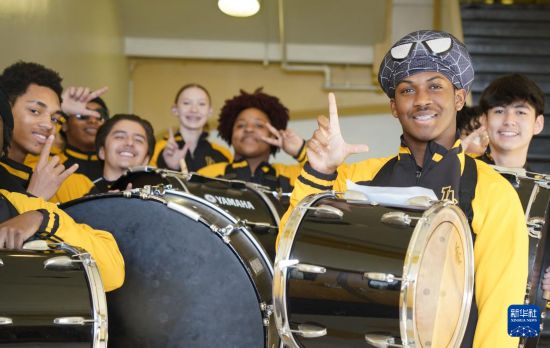 1月30日，在美國華盛頓州塔科馬市林肯中學，學校鼓樂隊準備在美國中學生赴華交流歡送儀式上表演。新華社記者 吳曉凌 攝