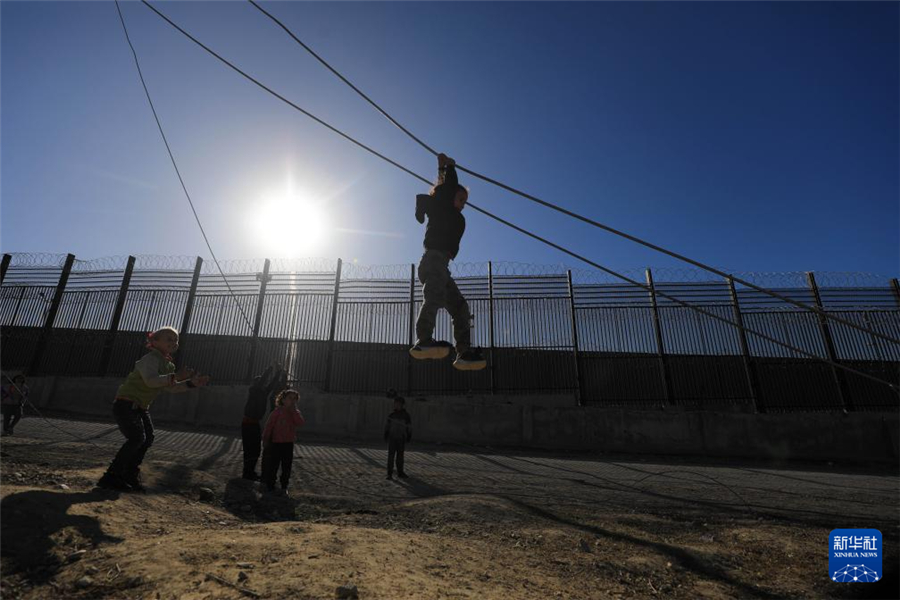 1月31日，在加沙地帶南部城市拉法同埃及邊境地區(qū)，巴勒斯坦兒童在玩耍。新華社發(fā)（亞西爾·庫迪攝）