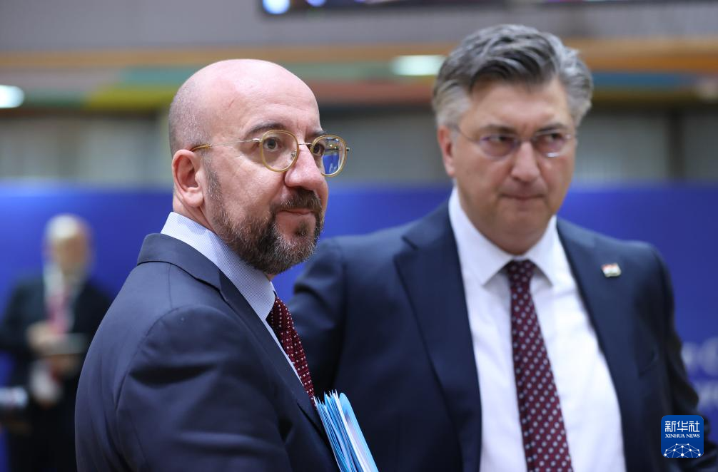 2月1日，歐洲理事會主席米歇爾（左）出席在比利時(shí)布魯塞爾舉行的歐盟特別峰會。新華社記者 趙丁喆 攝